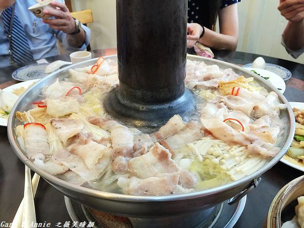 [基隆美食]宣騰莊麵食館-號稱基隆七堵鼎泰豐，肉片滿出來的酸菜白肉鍋