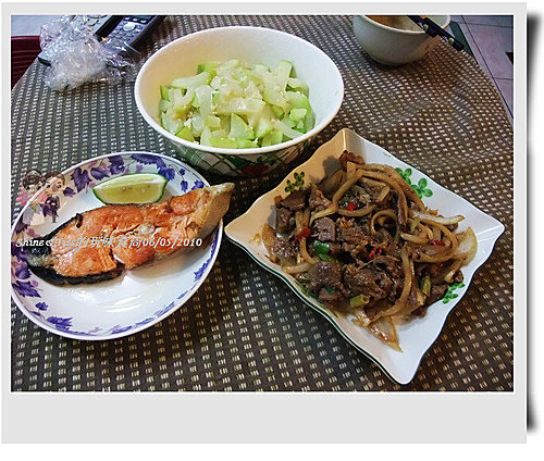 [食譜分享]乾煎鮭魚+洋蔥牛肉+炒胡瓜+山藥排骨湯食譜