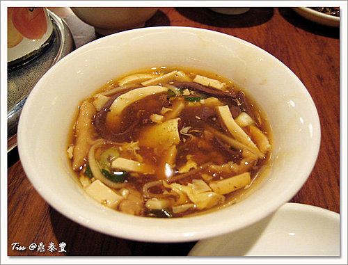 [忠孝復興站美食]鼎泰豐-觀光客最愛，排骨炒飯、酸辣湯比小籠包更美味