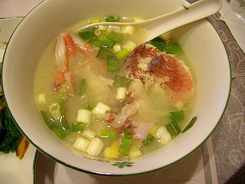 清淡晚餐：涼拌菠菜+味增魚湯