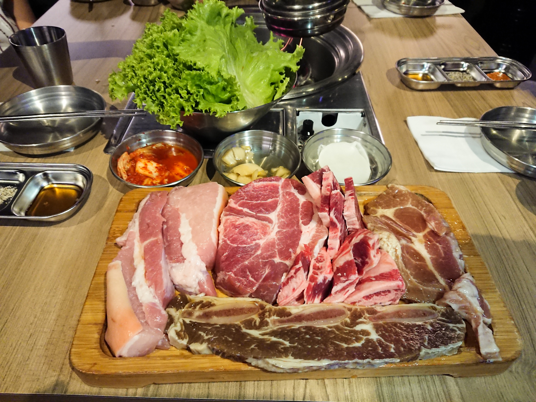 【台韓民國韓式燒肉店】專人幫烤超推薦，水果酒好喝、小菜無限續