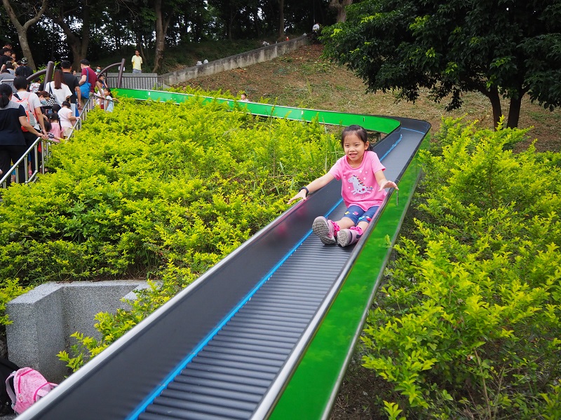 中和錦和運動公園｜台北最長滾輪溜滑梯｜噴水池、玩沙通通都有