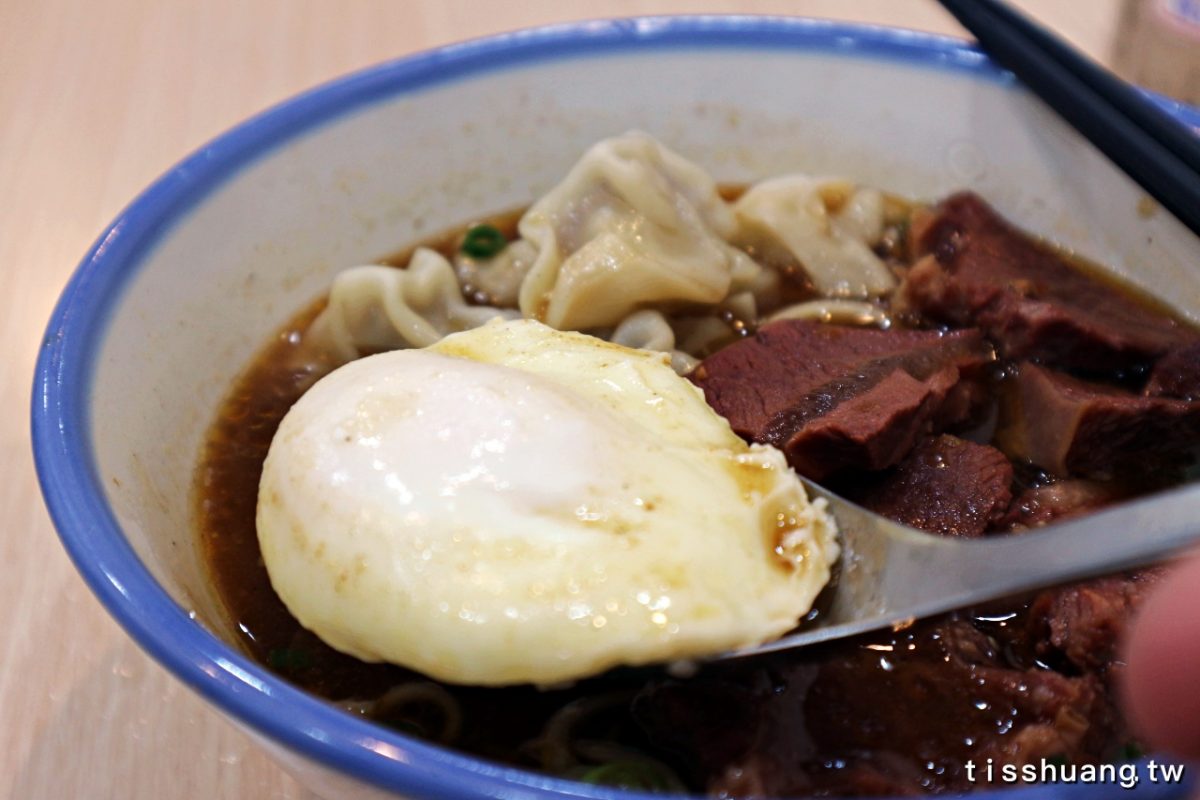 台北捷運雙連站美食｜郁誠牛肉麵｜半筋半肉還有餛飩加蛋包超豐盛全餐