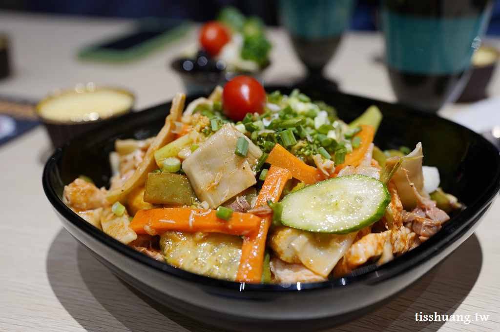 食雞成熟｜嘉義火車站旁最好吃的平價複合式餐廳｜日式鮭魚卵魯肉飯｜印度咖哩炸蝦飯