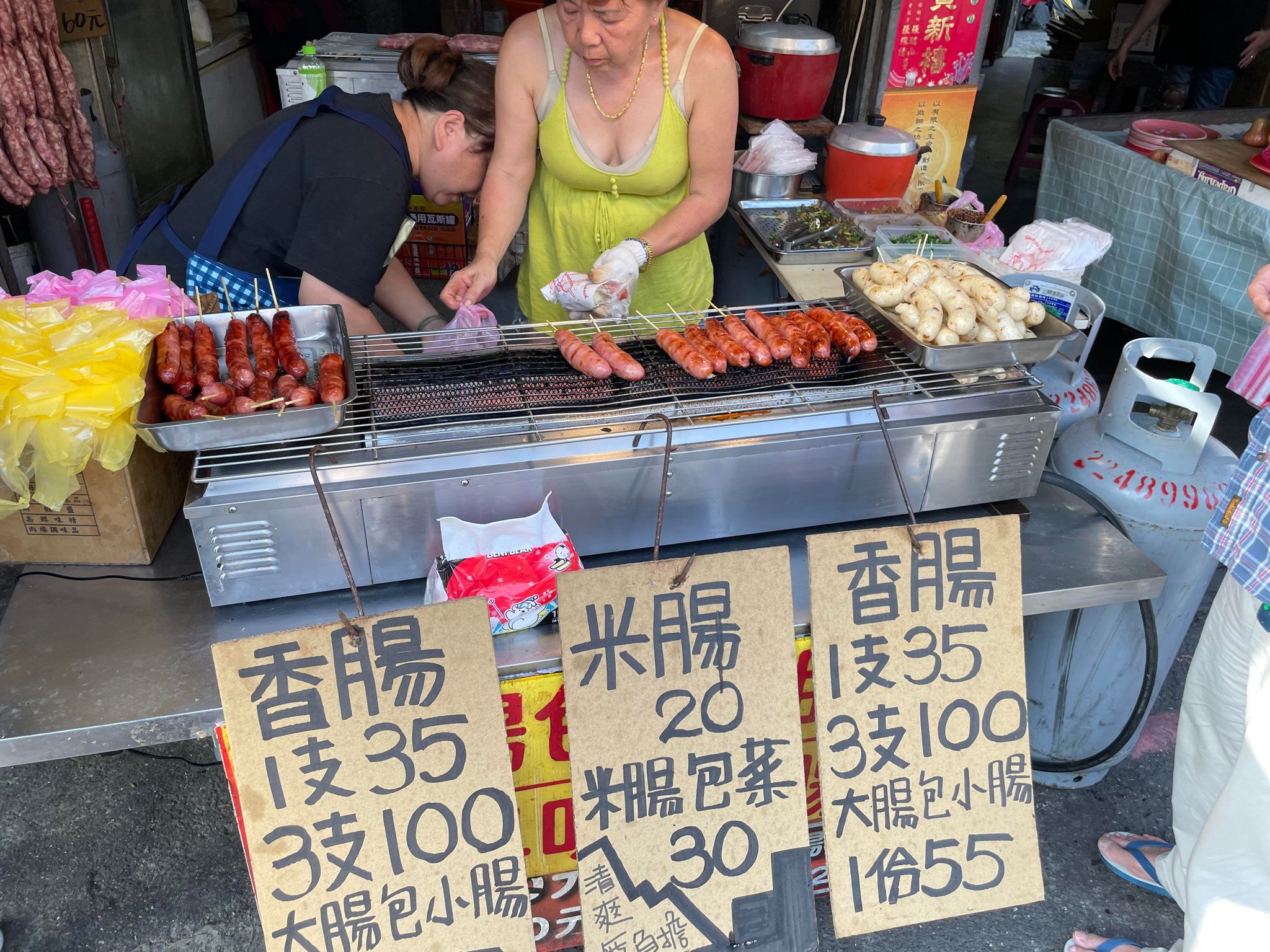 噴水香腸,捷運景安站美食,中和和平街黃昏市場,中和大腸包小腸,中和美食 @TISS玩味食尚
