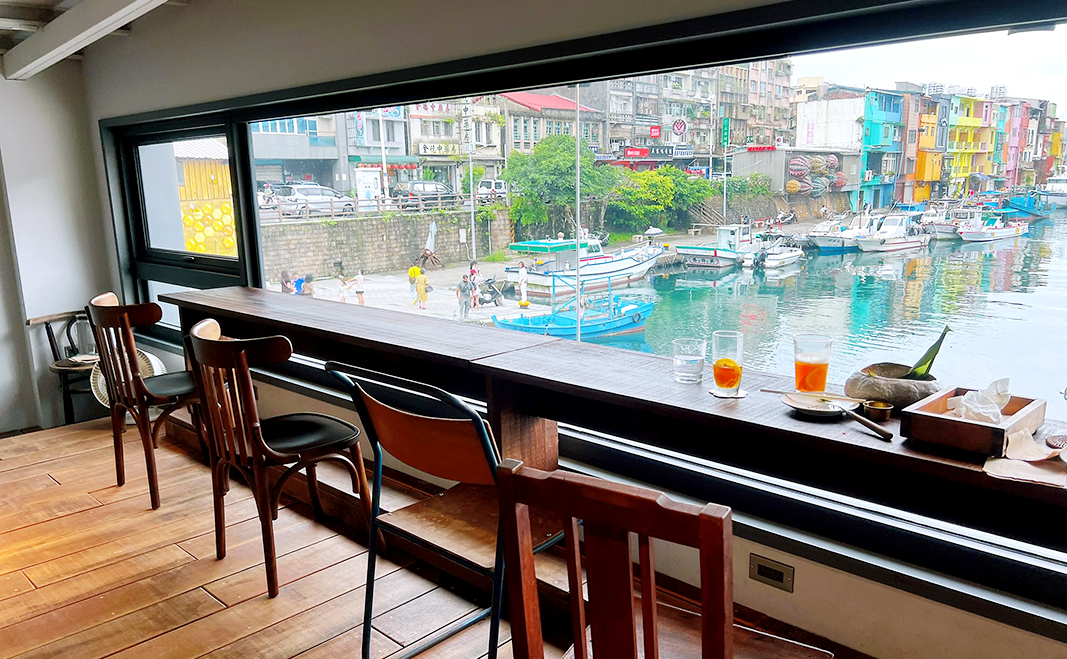 【嶼我】基隆正濱漁港彩色屋旁咖啡廳，療癒系景觀盡收眼底