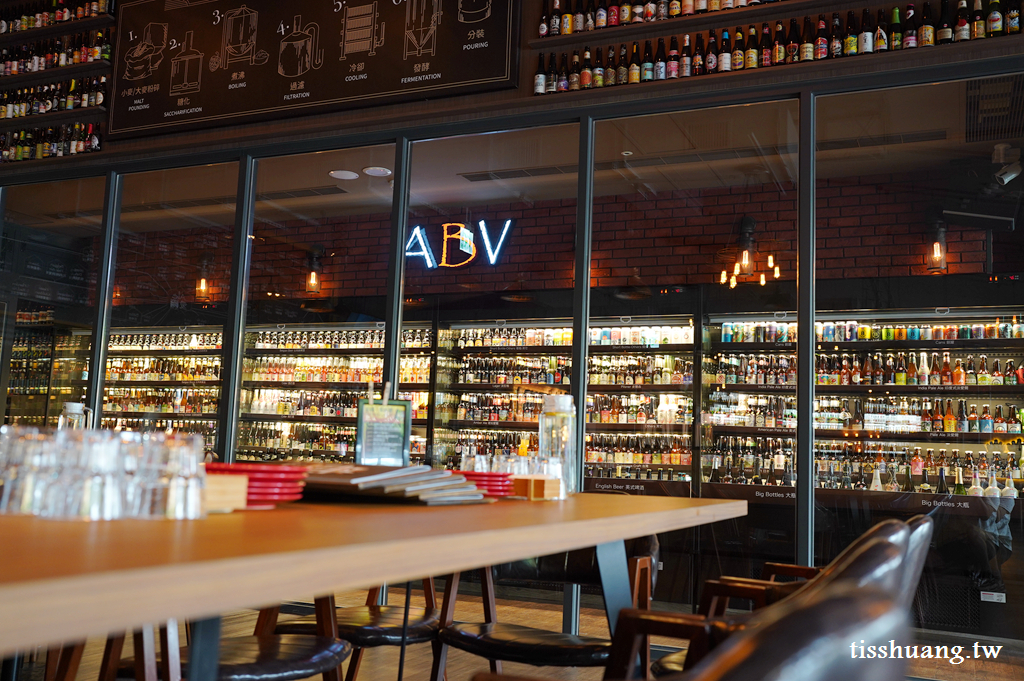 【ABV 地中海餐酒館】台中概念店！逾 700 款啤酒走廊超壯觀
