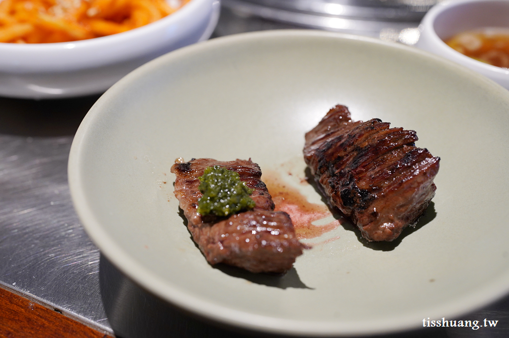 【Blue Roof Town弘大韓國烤肉店】噴汁牛肉燒烤，首爾慶生初體驗
